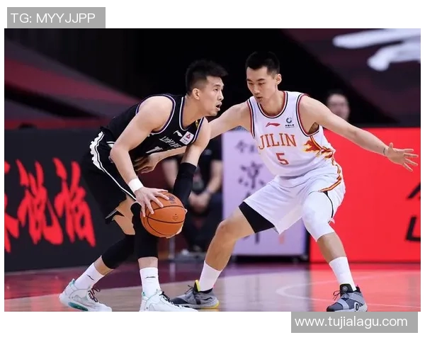 九台队与辽宁队在CBA赛场的激烈对决展现篮球魅力与团队精神